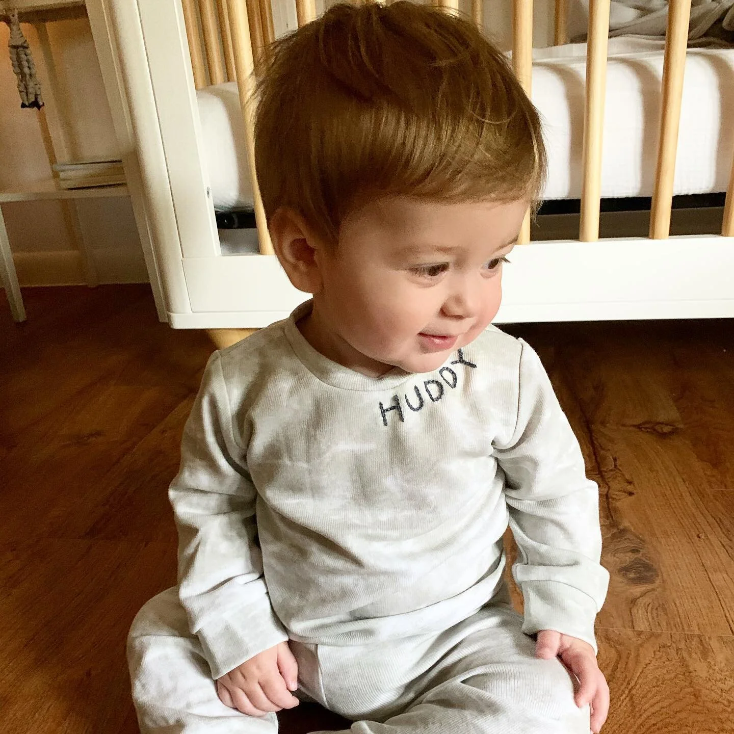 Check out this Hud Muffin rocking his new custom set 😍
.
.
.
.
.
#toddlerlife #toddler #modeling #toddlermodel #toocute #matchingset #momlife #customkidsclothes #custom #handstitch #embroidery #handmade #modelbehavior #kids #cozy #cozyset #model