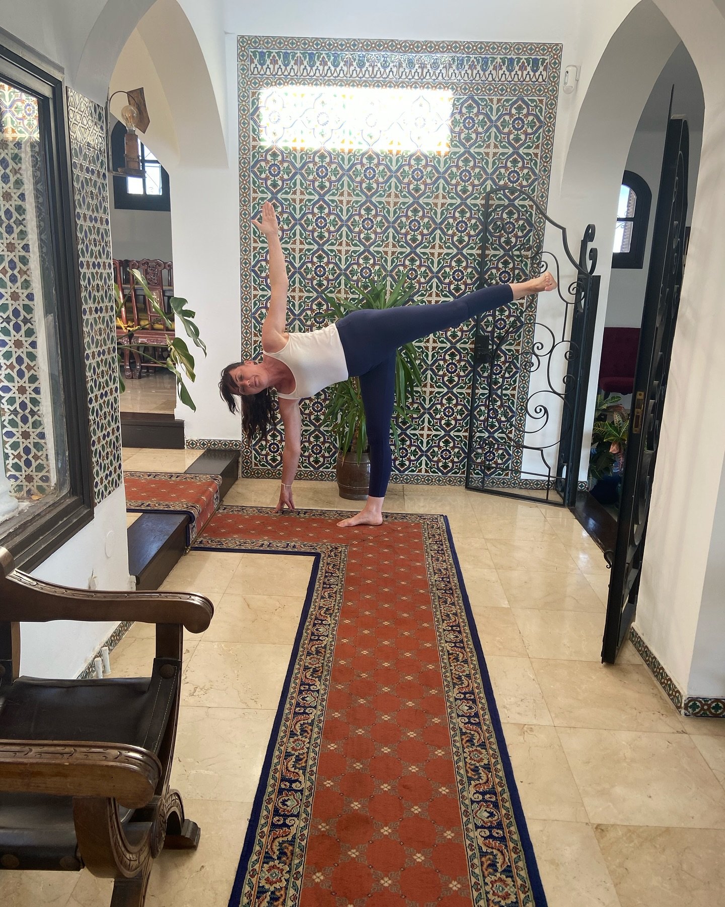 Hey 🙌Hamstrings and shoulders online course starts november 2nd! 6 week course ..Saturday mornings and two Sunday mornings! 
10am-11:15 
Each week exploring deeper forward folds, releasing and strengthening the legs and of course lots of love to our