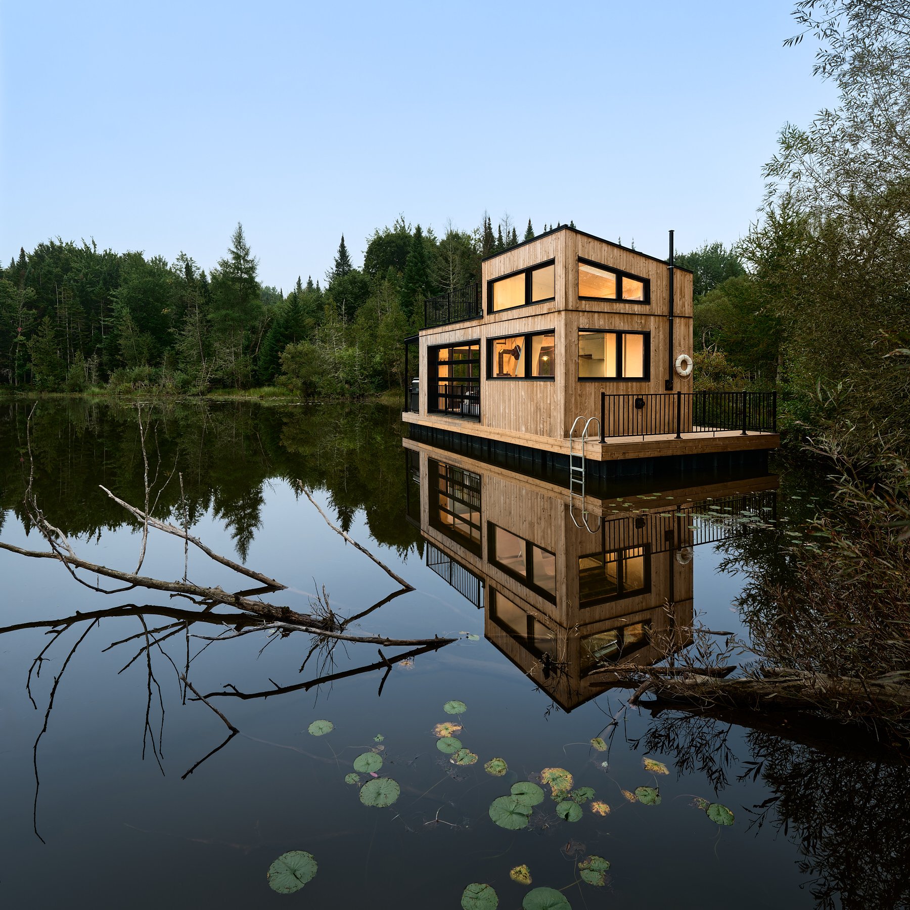 Bora Boreal chalets flottants Estrie - vue du lac.jpg