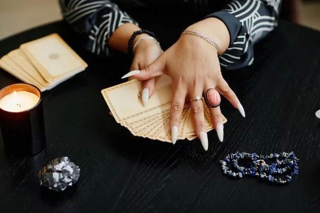 close-up-black-woman-holding tarot cards