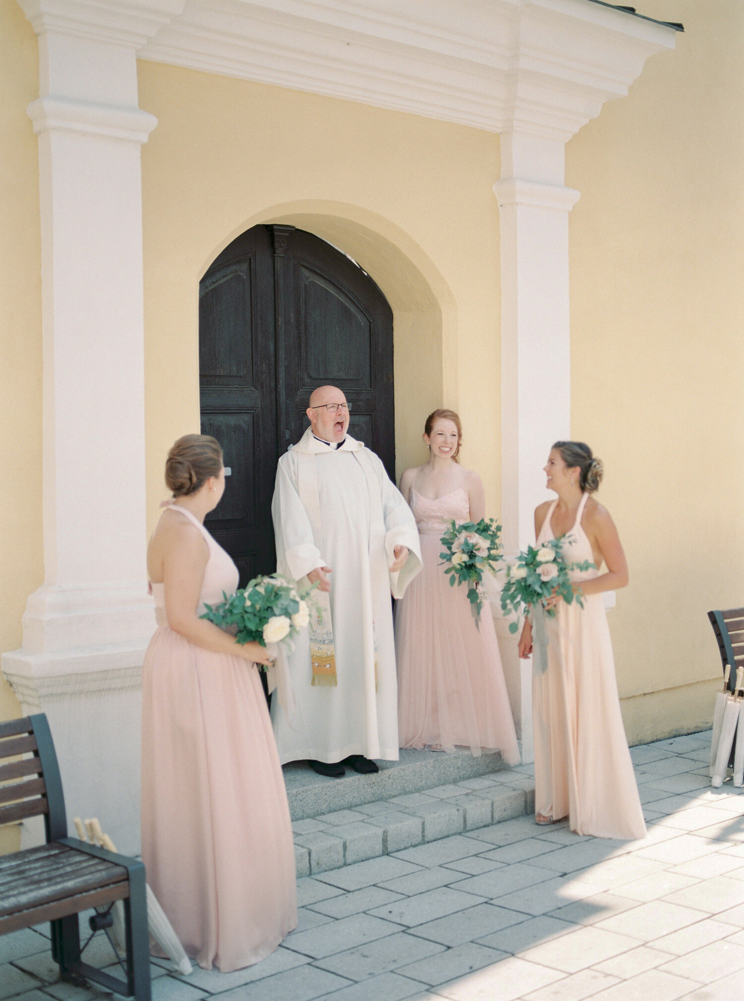 Scheunenhochzeit Gut Sedlbrunn Blush Rosé Blumen Eukalyptus Kerrin Wiesener Katja Scherle (19).jpg