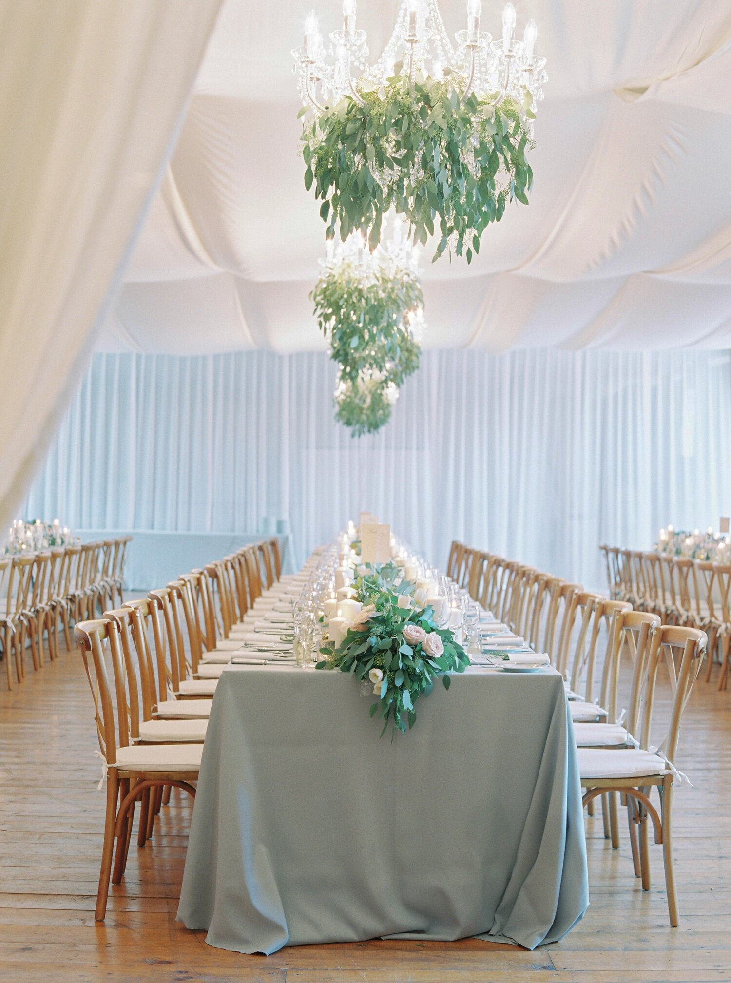 Scheunenhochzeit Gut Sedlbrunn Blush Rosé Blumen Eukalyptus Kerrin Wiesener Katja Scherle (59).jpg