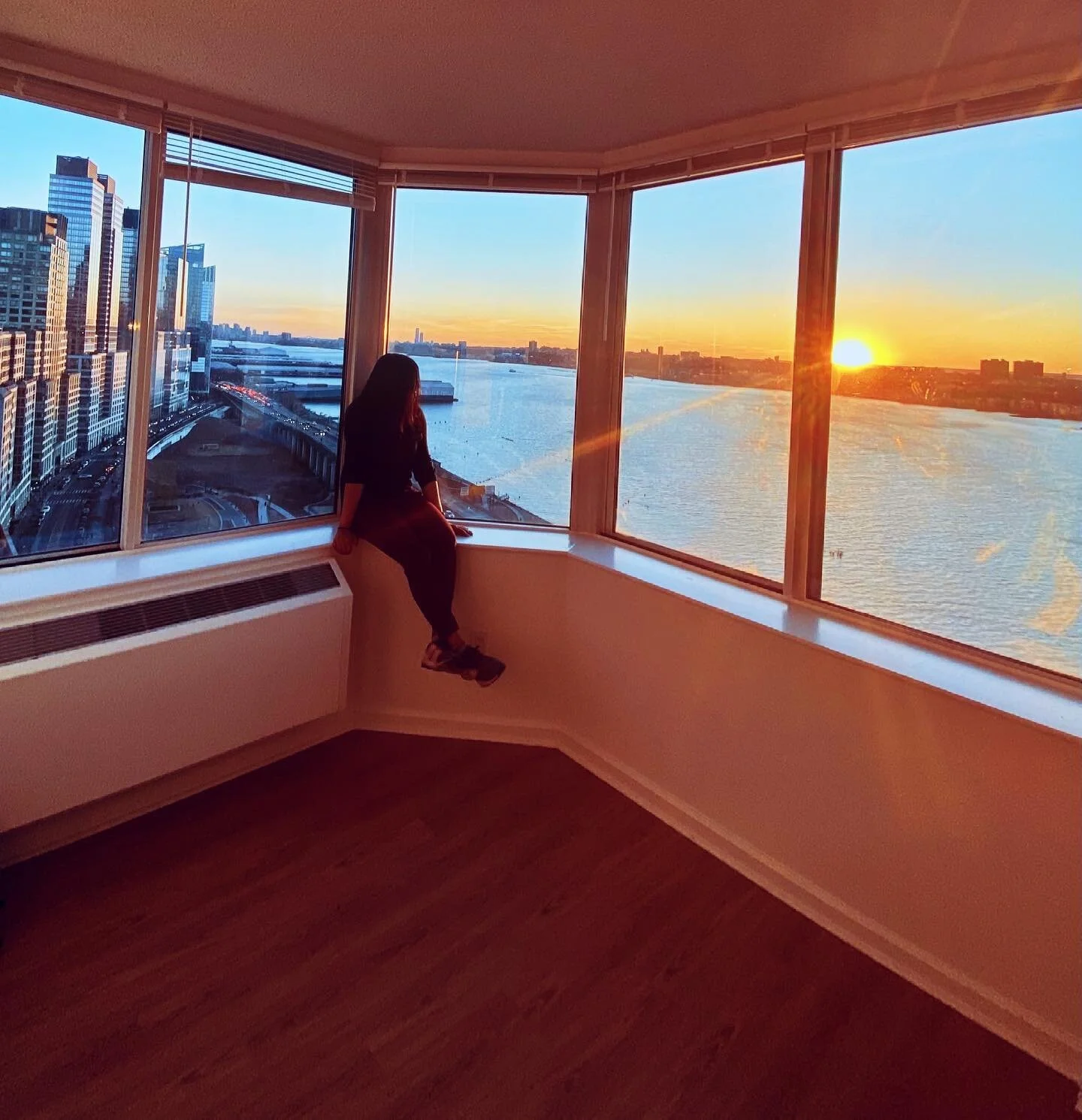 Throwback to when the apt was completely empty. No boxes. Just pretty views 📦😂 Hope this is my second (and final) move during this pandemic. Recommend @eqmovingnyc if you&rsquo;re looking to move stress-free without breaking your budget! 

...
#riv