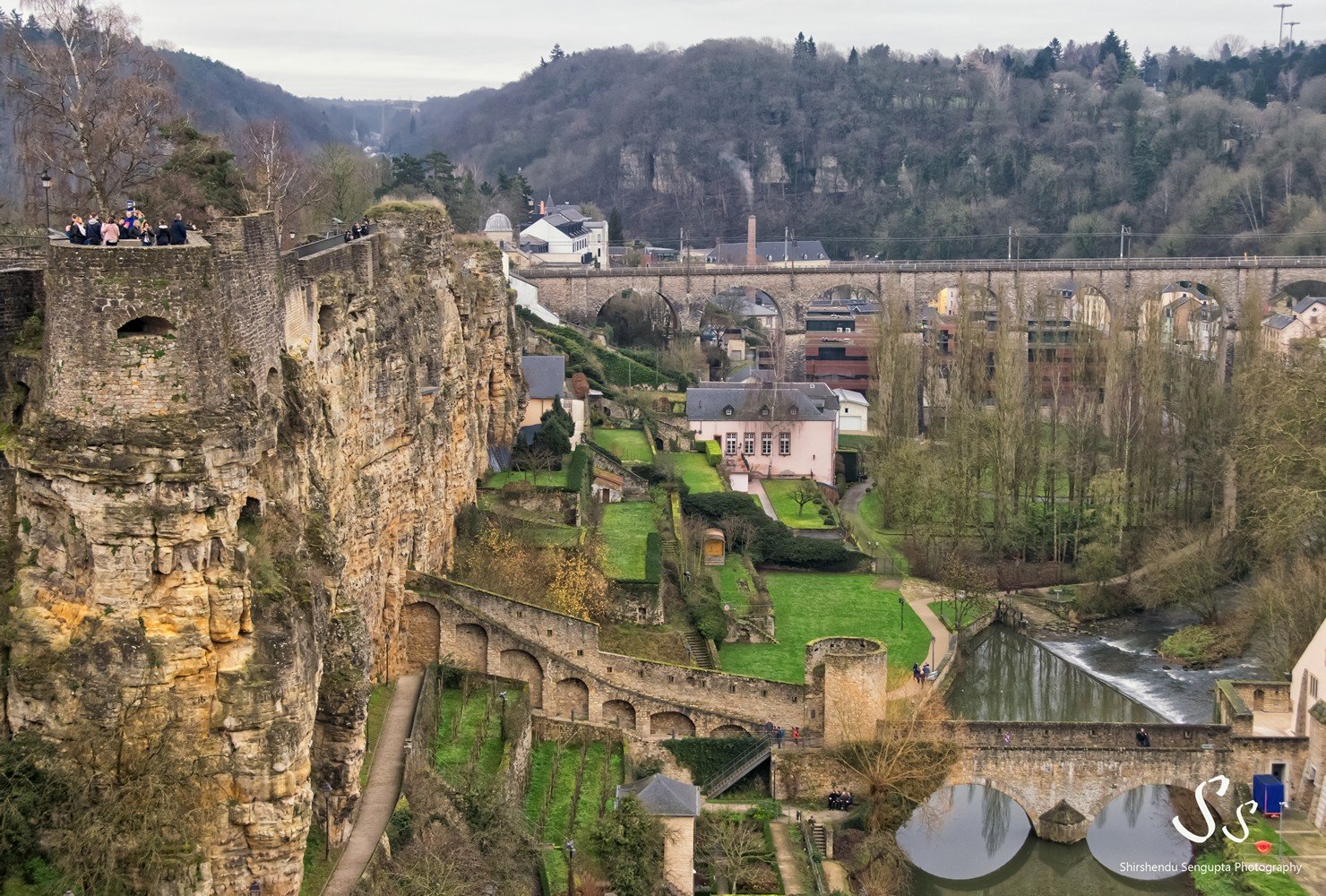 luxembourg city le chemin de la corniche ville haute ville basse grund bock and casemates at sunset