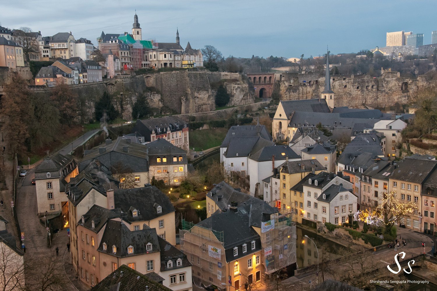 luxembourg city le chemin de la corniche ville haute ville basse grund at sunset