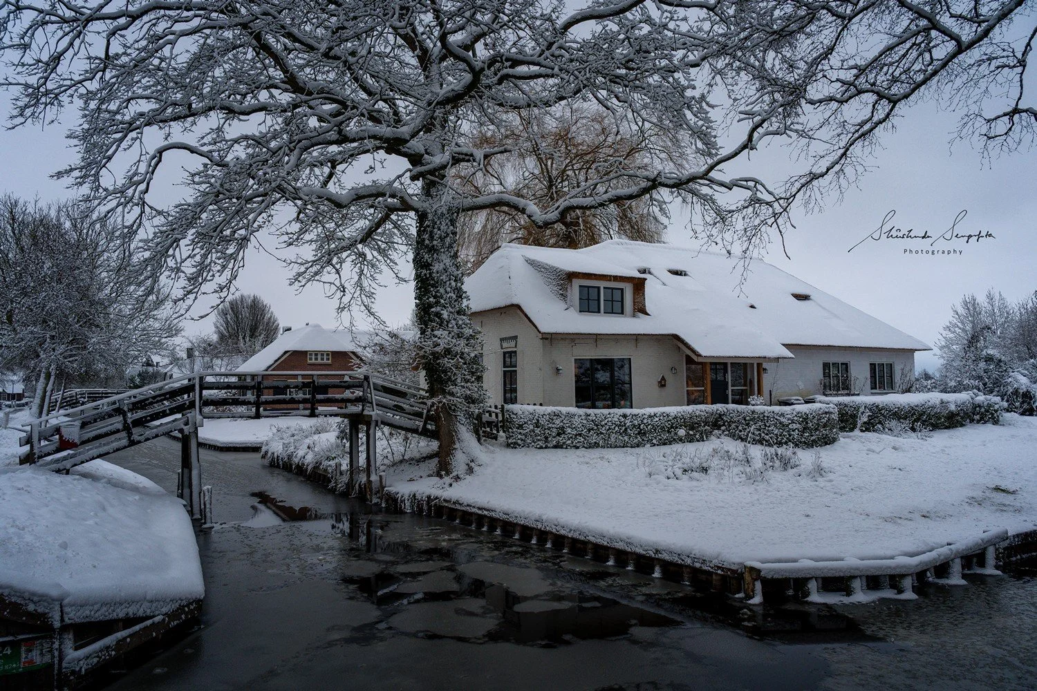 winter snow in giethoorn venice of the north village without roads showcasing thatched houses and canals netherlands