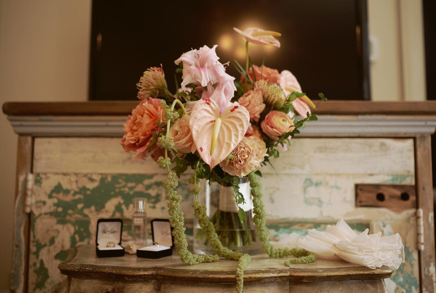 Detail pics are my favorite!! 💍💕 I love seeing your special items captured by the photographer in such a meaningful and artistic way! 📝PRO TIP: Bring personal items to enhance your detail shots of Jewelry, Invitations, and other mementos that you 