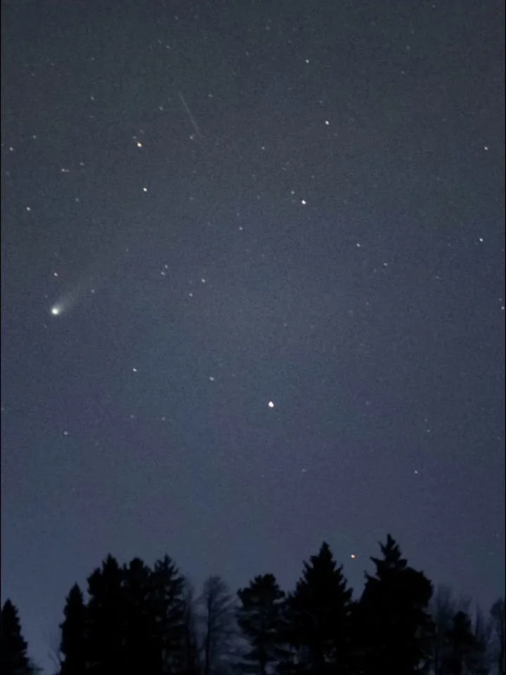 Hey everyone! Just yesterday, about an hour west of Montreal, my friends Fran&ccedil;ois and then Andr&eacute;s joined me to try and spot the comet. It wasn&rsquo;t visible to the naked eye because of light pollution, but we&rsquo;re giving it anothe