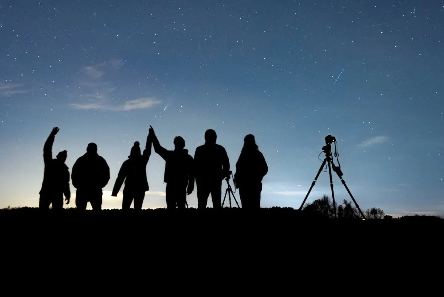 Last night, we went comet chasing west of Montréal — under a sky that couldn’t decide between clouds and stars. 🌥️☄️
We found a small clearing surrounded by cornfields still standing tall, framing the Pleiades — the Seven Si