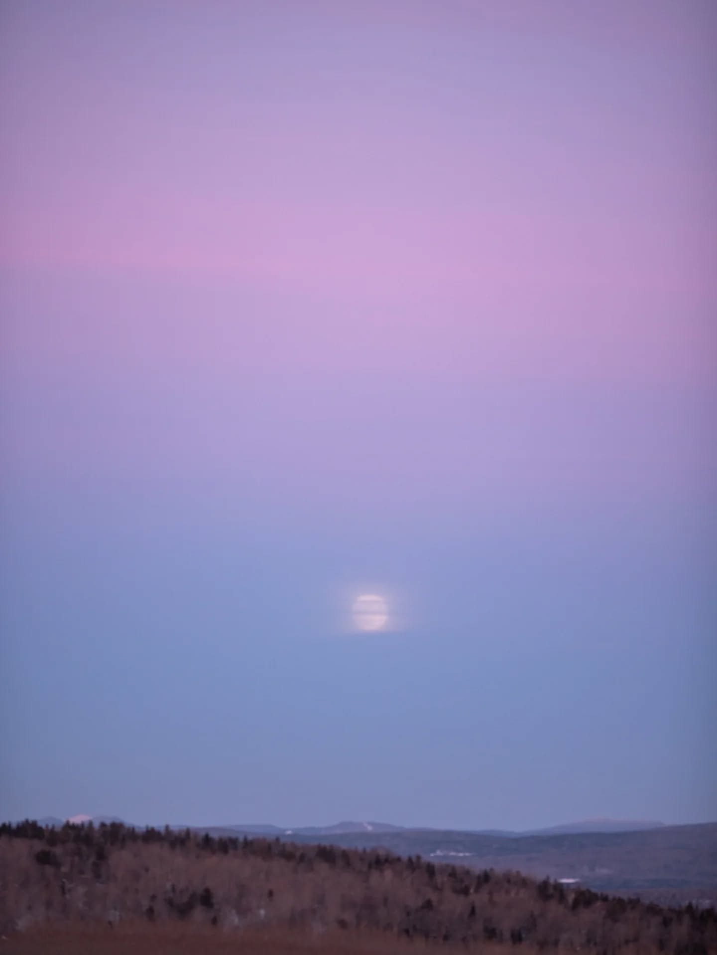 ❄️ Mont-M&eacute;gantic in winter&hellip; this is for you 🌅

If you&rsquo;re into outdoors and winter,
and you haven&rsquo;t done a sunrise or sunset hike in Mont-M&eacute;gantic yet&hellip;
this is your sign.

Cold air. Quiet trails. Soft pastel sk