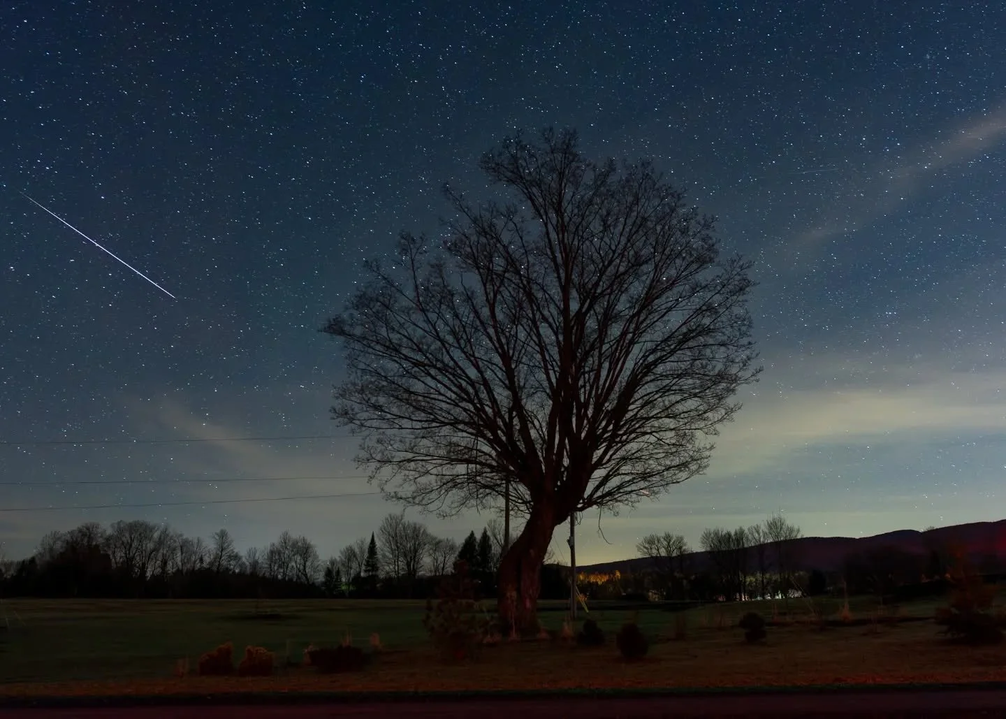 The Lyrids brought the fireballs, but Lady Aurora stole the show! ☄️💜 We couldn't have asked for a more magical first event. Want to be at the next one? Our official launch is just around the corner&mdash;link in bio to join the newsletter!

-

Les 