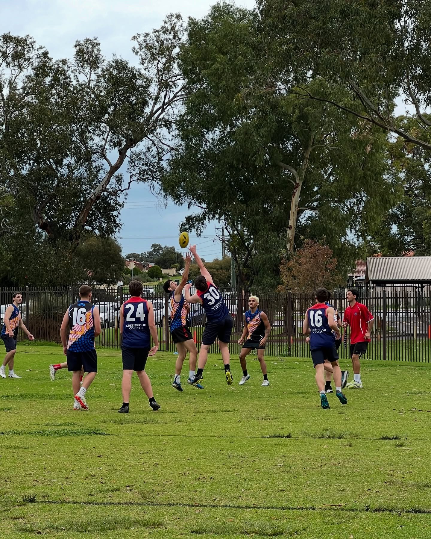 Yesterday, the Greenwood College Giant Bulldogs hosted @girrawheenshs Clontarf Academy in a friendly AFL clash.
Despite the wet conditions, both teams showed up with energy, and great sportsmanship.
A huge shoutout to Girrawheen for a fun and comp