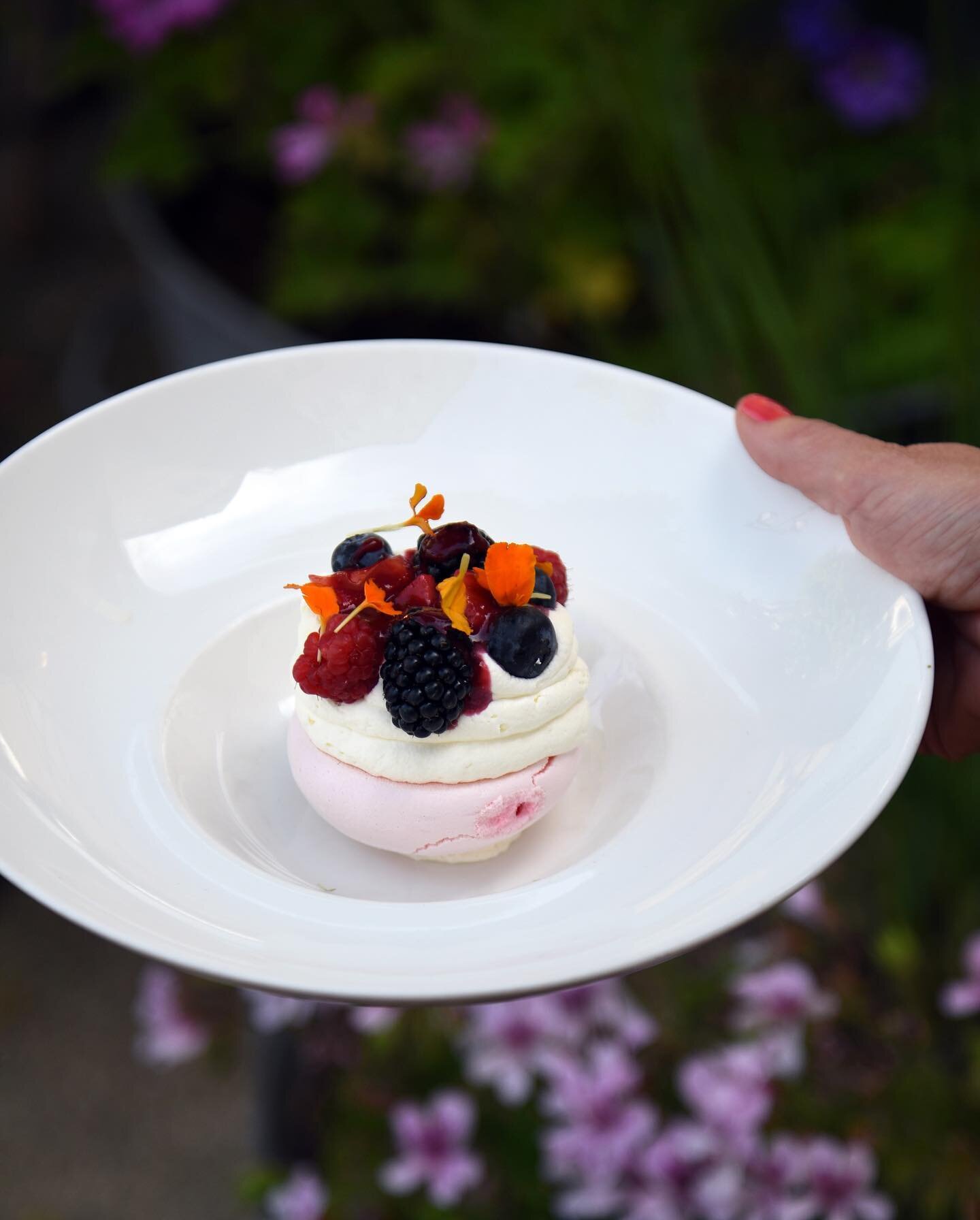CROQUANT DE DOUCEUR 🌸

Terminez votre repas avec notre d&eacute;licieuse pavlova aux fruits rouges. 

📸 @food2vous