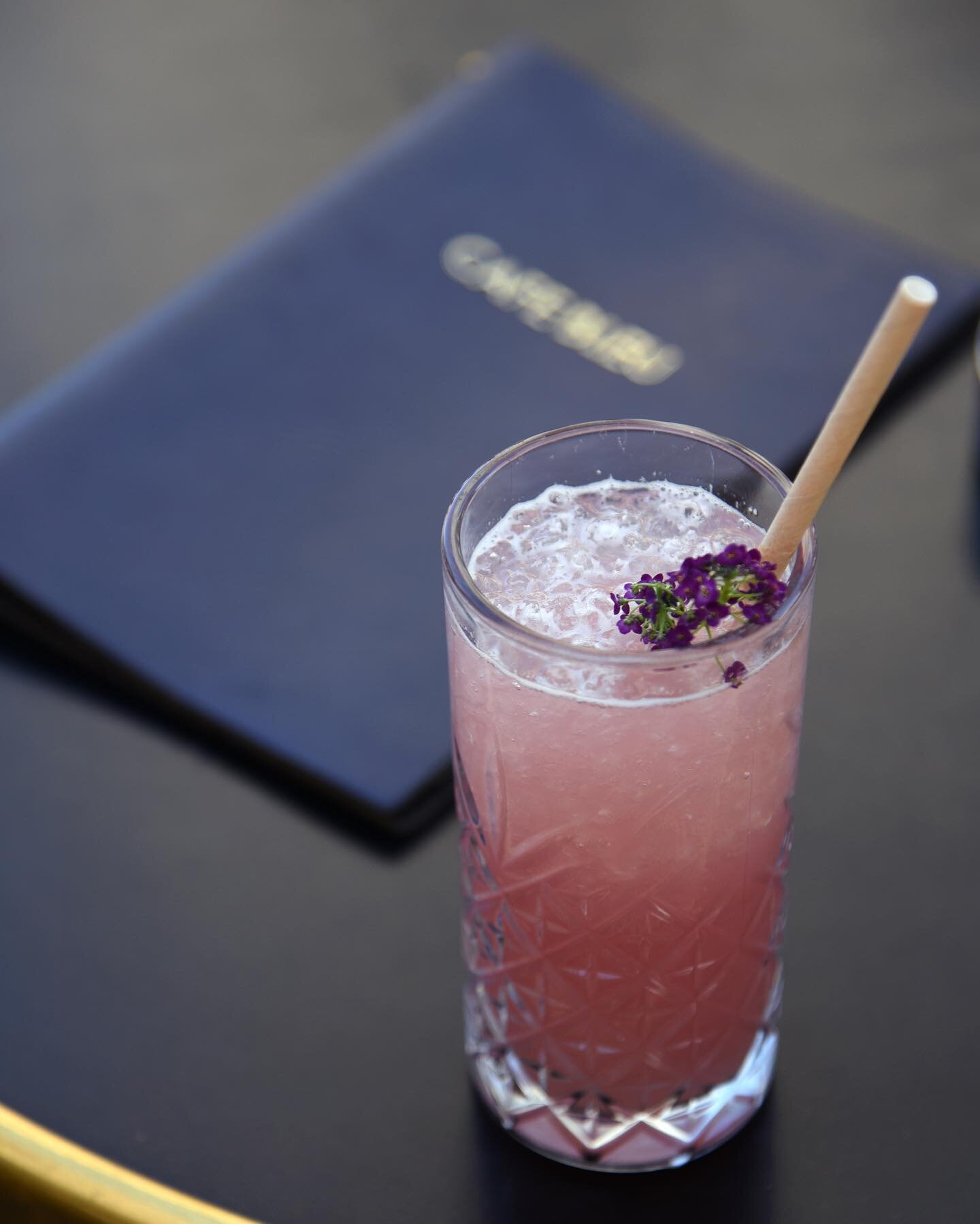 🌺 Cocktail Hibiscus, pr&ecirc;t &agrave; &ecirc;tre sirot&eacute;. 

Jus de pamplemousse, jus de citron, Schweppes, sirop d&rsquo;hibiscus, sans alcool et tellement rafraichissant 🌴

📸  @food2vous
