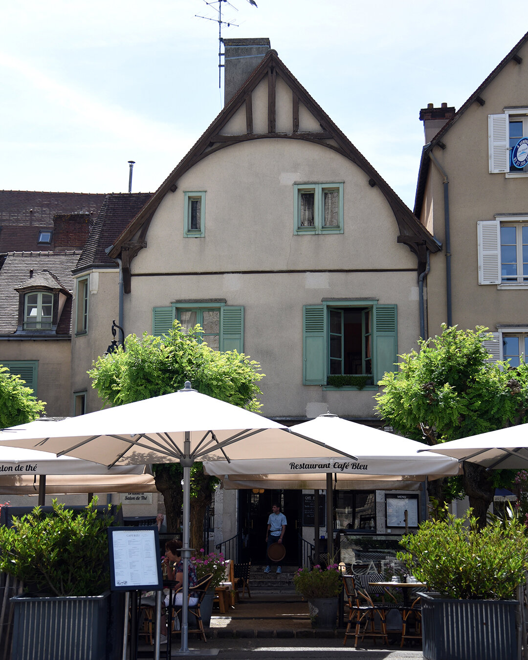 Le soleil n&rsquo;est pas au rendez-vous aujourd&rsquo;hui mais on esp&egrave;re vous revoir vite sur notre jolie terrasse ! 

Caf&eacute; Bleu vous accueille tous les jours, tout le mois d&rsquo;ao&ucirc;t, au pied de la cath&eacute;drale.

 📸 @foo