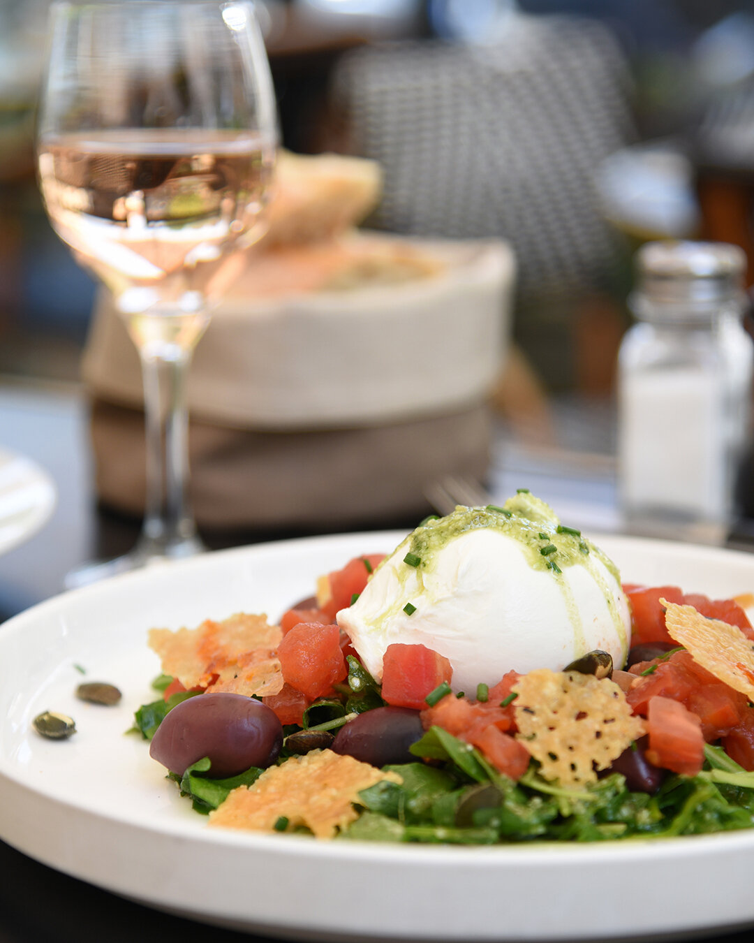 Burrata des Pouilles, tartare de tomates &lsquo;coeur de boeuf&rsquo; au basilic &amp; verre de ros&eacute; bien frais. 

��Le classique de tout &eacute;t&eacute; r&eacute;ussi! ��

📸  @food2vous

#cafebleu #cafebleuchartres #patrimoinemondialunesco