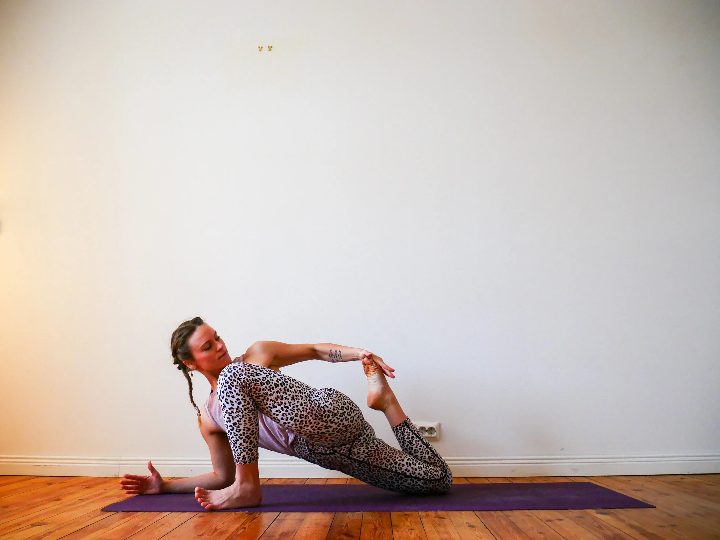 Aloita liskosta.Koukista takajalka ja ota vastakkaisella kädellä kiinni jalkaterästä. Lähde painamaan kantapäätä kohti peppua.Kierrä samalla etummaisen jalan jalkapohja irti lattiasta niin, että paino siirtyy jalkaterän ulkosyrjälle. Huomaa, että po…