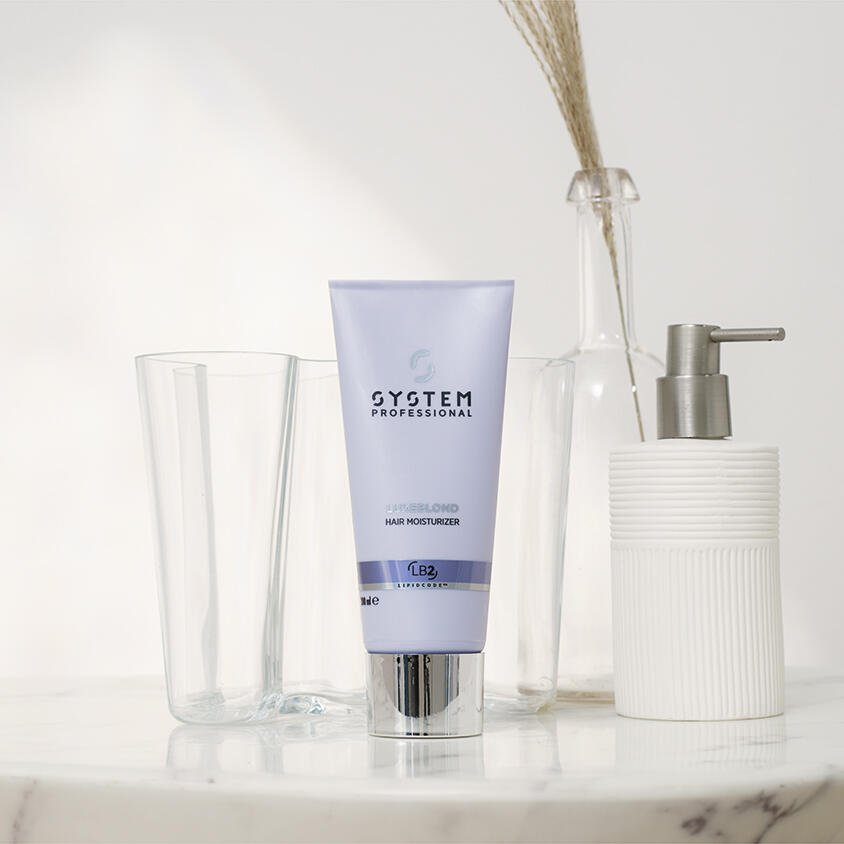 System-Professional_Luxeblond_Hair-Moisturizer_Lifestyle_d.jpeg