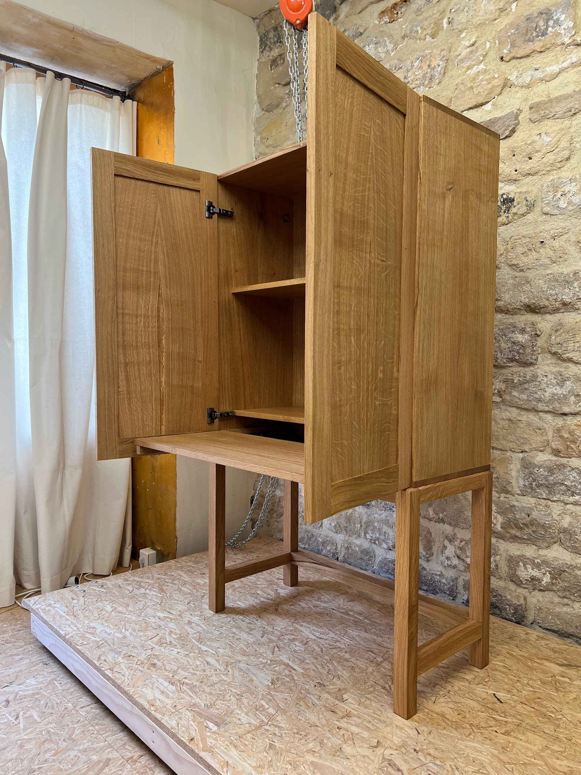 Open doors of the gaming cabinet