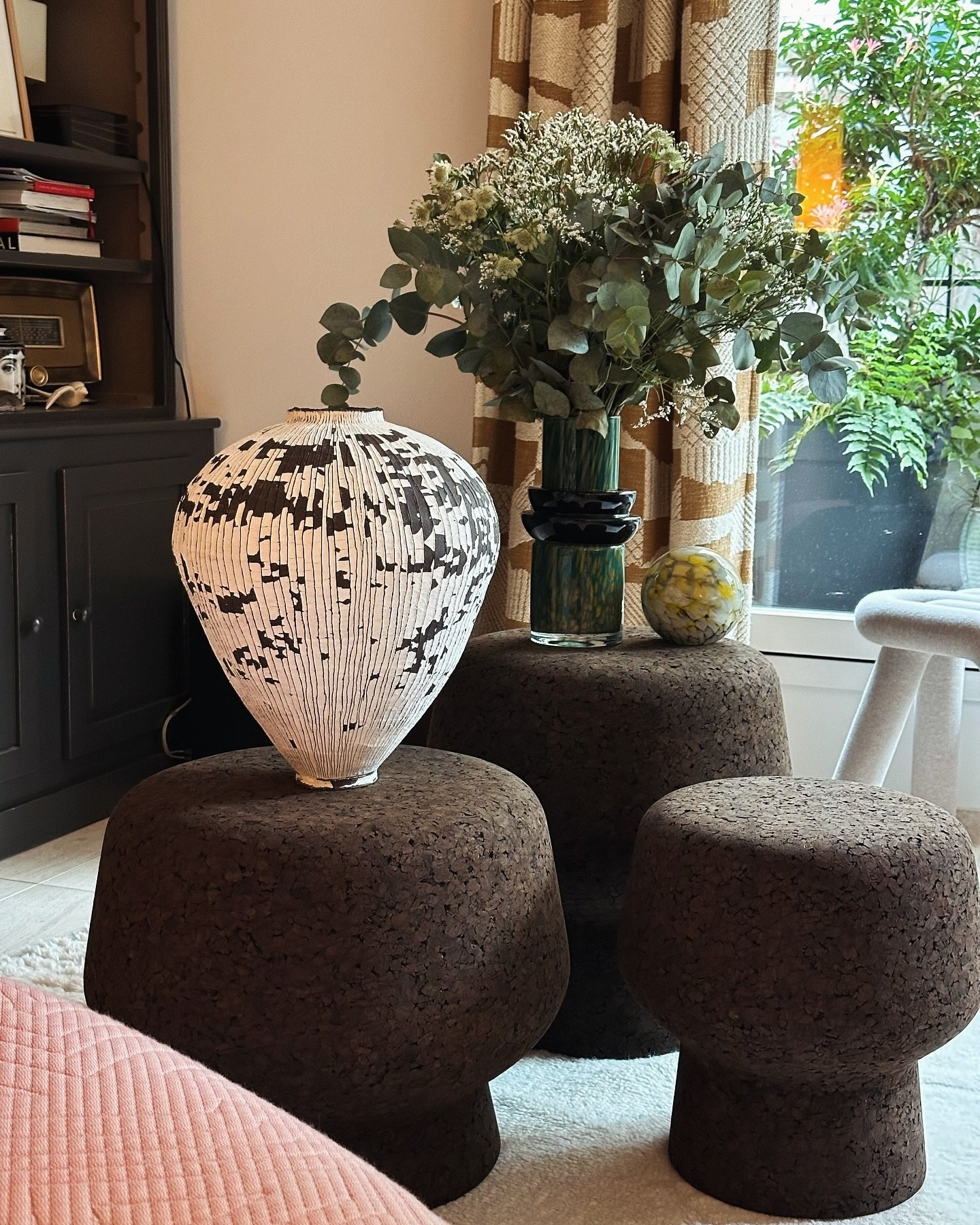 • Chez vous • 

Depuis son arrivée à la galerie, les céramiques de notre nouvelle artiste Marea Hildebrand ont déjà trouvé une place de choix chez vous 🤍

Merci à nos clients pour la photo !