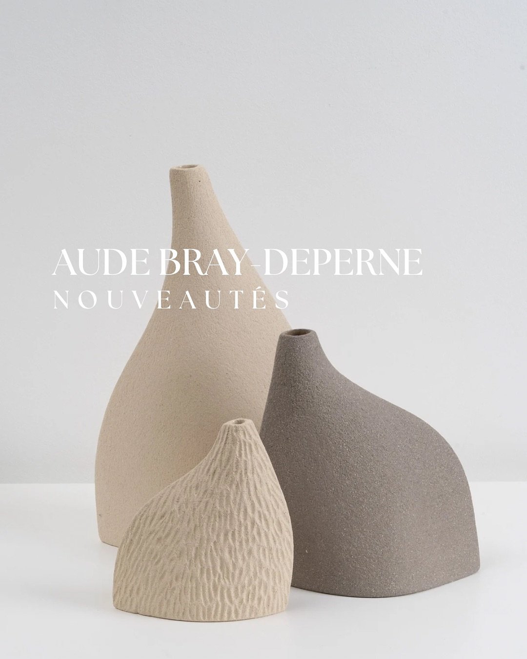 Aude Bray-Deperne continue de nous surprendre avec ses sculptures D&eacute;sir ✨

En gr&egrave;s blanc, gris ou roux, ses formes s&rsquo;habillent d&eacute;sormais d&rsquo;&eacute;maux et de reliefs d&eacute;licats.
En duo ou en trio, ses sculptures 