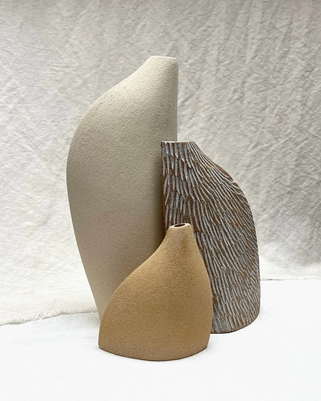 | Nouveautés |

Les nouvelles sculptures Alter Ego d’Aude Bray-Deperne sont arrivées à la galerie.
En grès blanc, roux ou noir, ces trios jouent des contrastes entre matières brutes et surfaces émaill&e