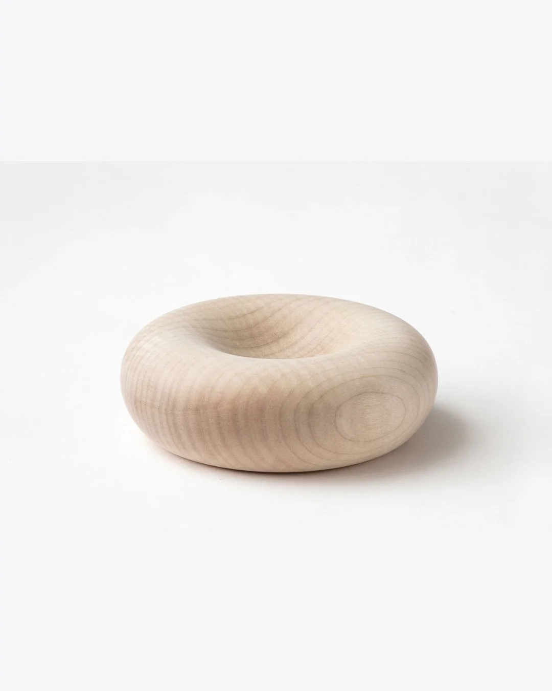 | Akiko Ken Made |

La coupe Pearl d’Akiko Ken Made @akiko_ken_made est de retour à la galerie. 
Réalisée en Tiger Maple — ou érable ondé — elle révèle les reflets du bois qui semblen