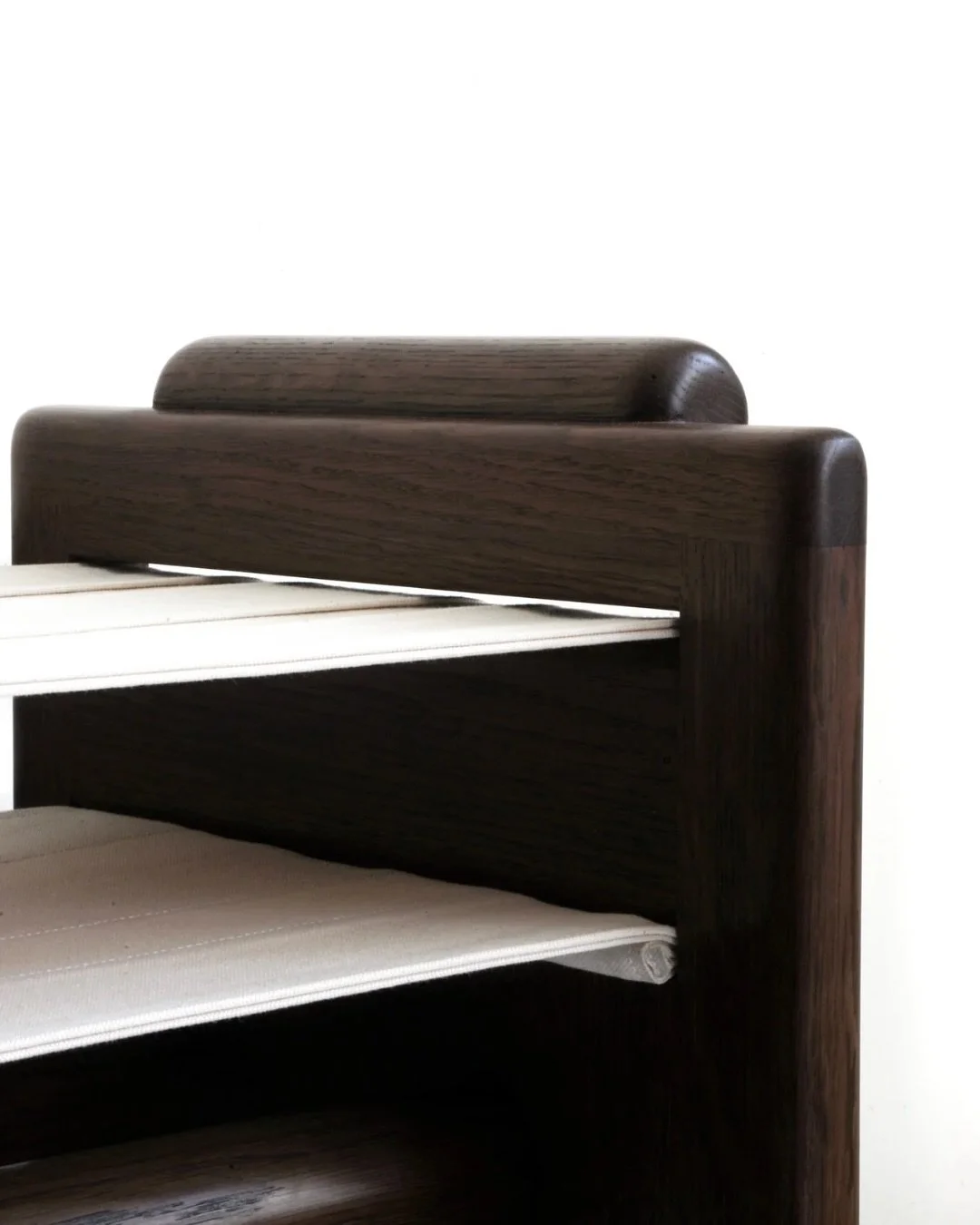 | New Nogusco |
Ravie de mettre en lumière le travail de Romain Hugon de Scoeux, l’âme créatrice de l’atelier Nogusco. Sa nouvelle création — un tabouret en chêne teinté et ciré &mdash