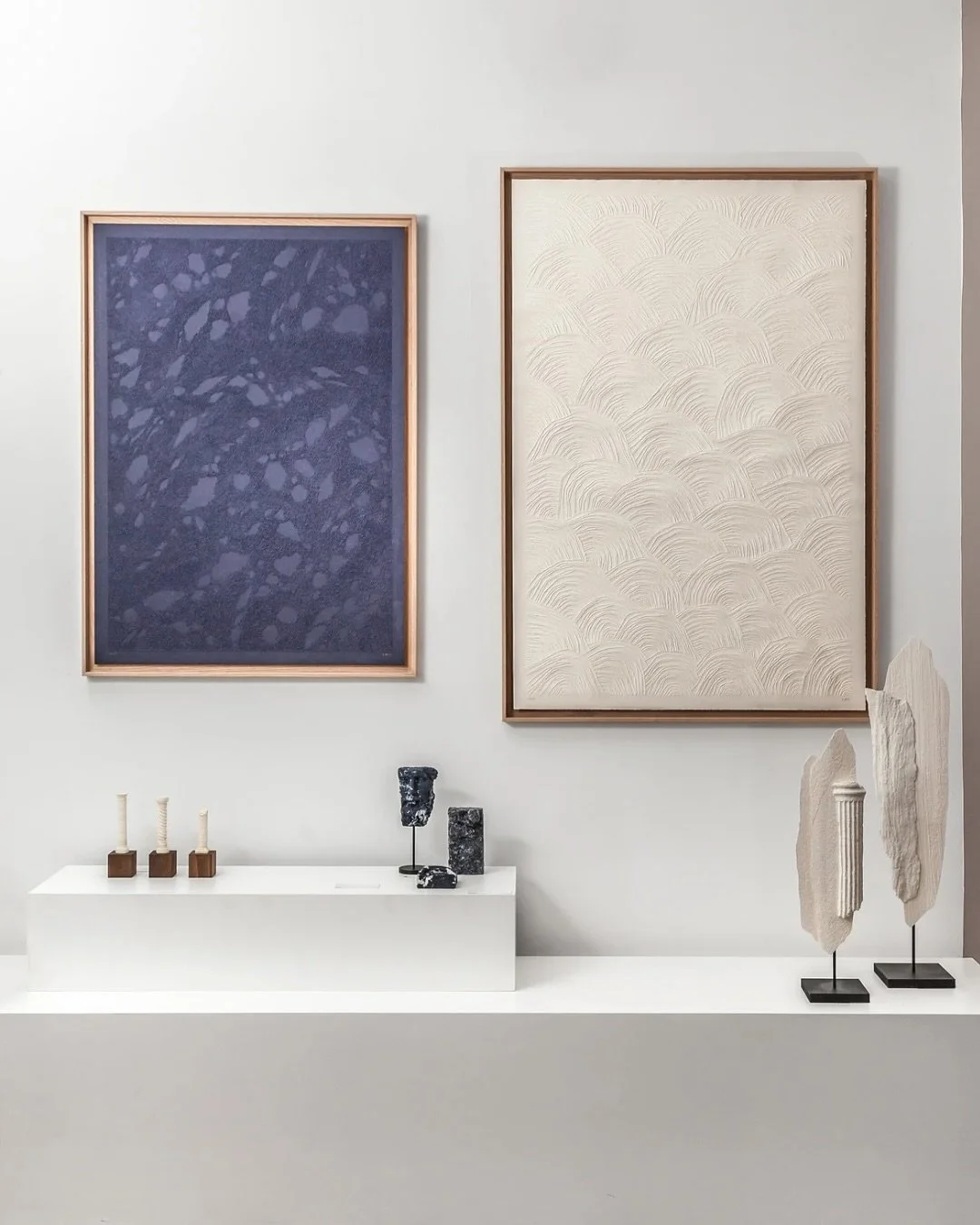 Il ne vous reste plus que quelques jours pour découvrir le solo show d’Antonin Anzil « Carnet de voyage » à la galerie ! 

Ses bas-reliefs sculptés dans la matière même du papier dessinent