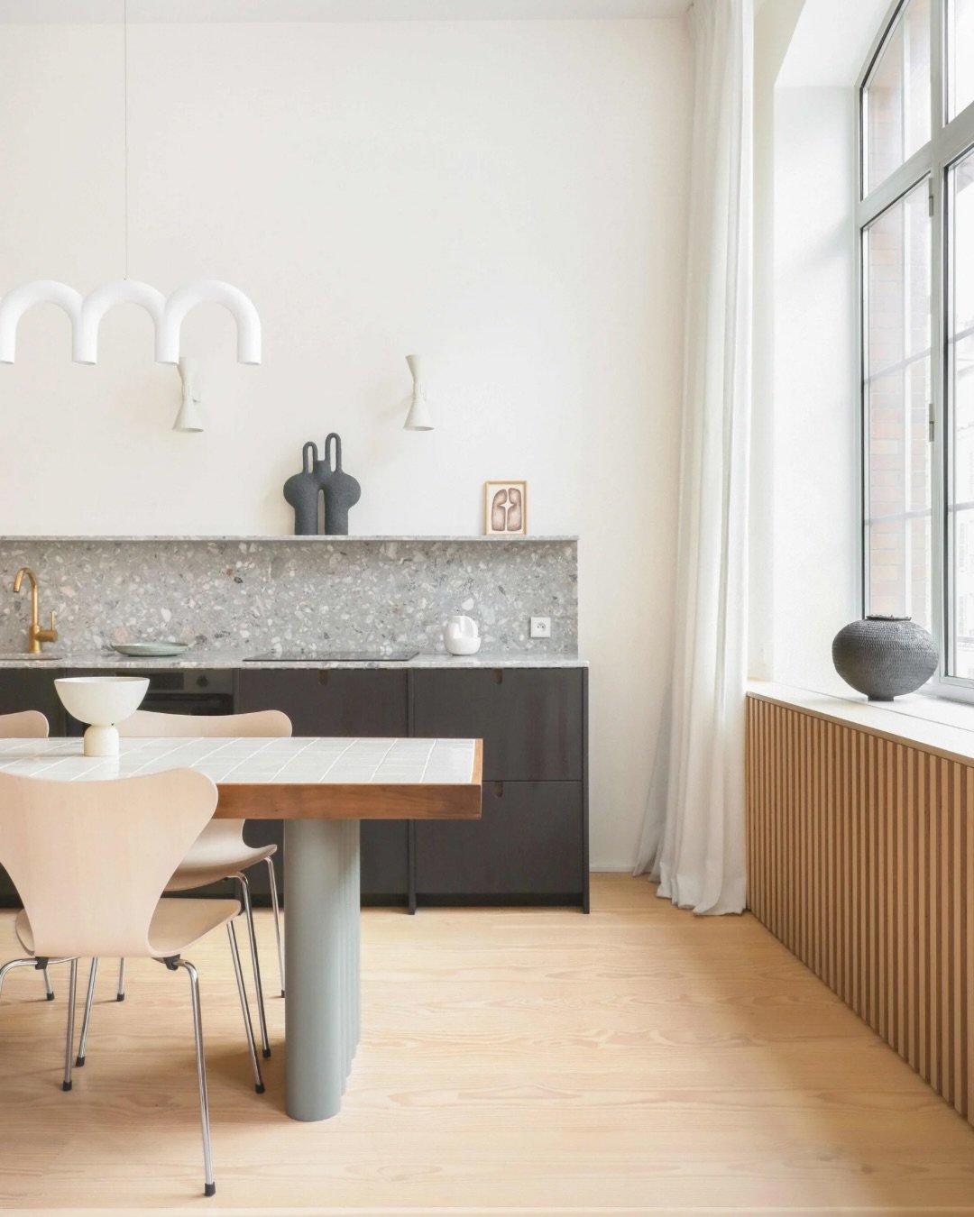 Retour sur un projet que nous avons eu beaucoup de plaisir à accompagner.

Dans le projet Saint-Denis récemment repensé par le studio Heju @hejustudio , les volumes dialoguent avec une esthétique minimaliste aux accents sc