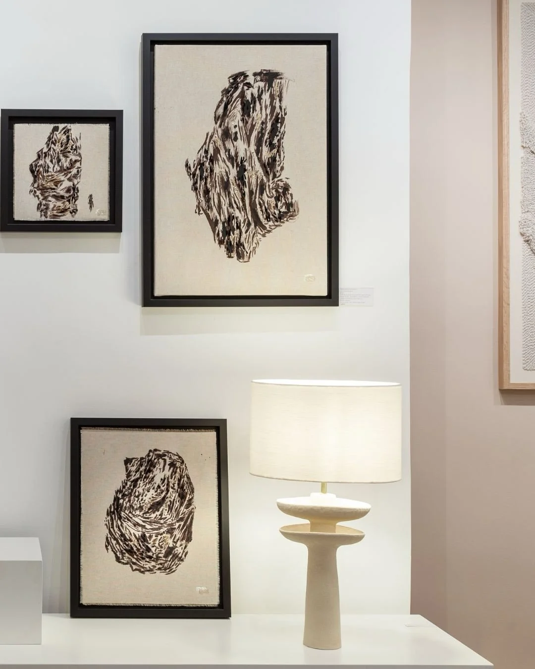 &Agrave; la galerie, nous ne s&eacute;lectionnons pas seulement des &oelig;uvres.
Nous transmettons une mani&egrave;re d&rsquo;habiter son int&eacute;rieur, une fa&ccedil;on de vivre entour&eacute; de mati&egrave;res justes, de gestes vrais, de pr&ea