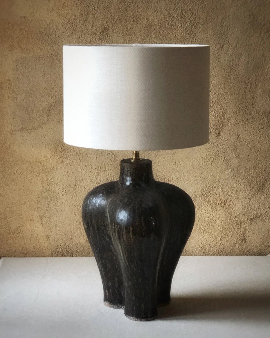 Vous nous demandez souvent comment nous choisissons les &oelig;uvres que nous pr&eacute;sentons &agrave; la galerie.

Nous choisissons d&rsquo;abord une forme, un design, une mati&egrave;re. Quelque chose qui nous touche, qui suscite une &eacute;moti