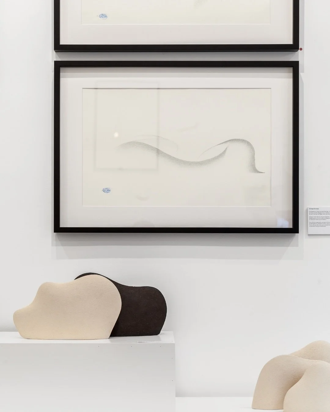 | G&eacute;ologie du corps - Atiq Rahimi | 

Ces dessins au fusain ne d&eacute;crivent pas : ils retirent.
La forme semble d&eacute;gag&eacute;e d&rsquo;une mati&egrave;re d&eacute;j&agrave; l&agrave;, comme une pierre travaill&eacute;e par le temps.