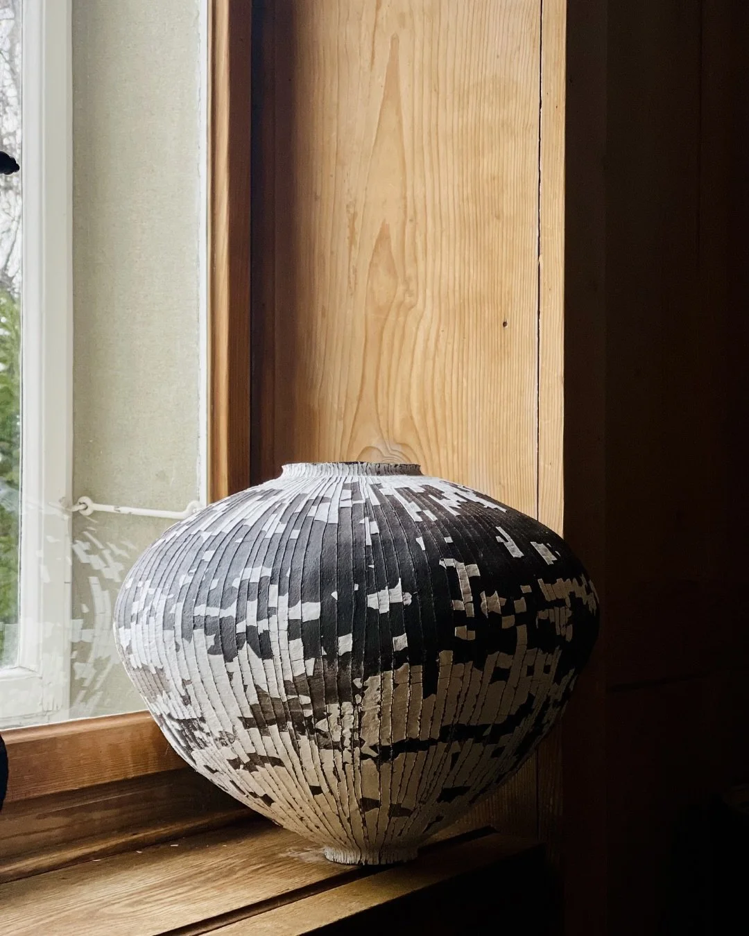 | CONSTRUIRE LA TERRE — MAREA HILDEBRAND |

Les œuvres de Marea Hildebrand ne sont pas tournées mais construites à la main selon la technique du colombin, un procédé ancestral qui consiste à superposer d