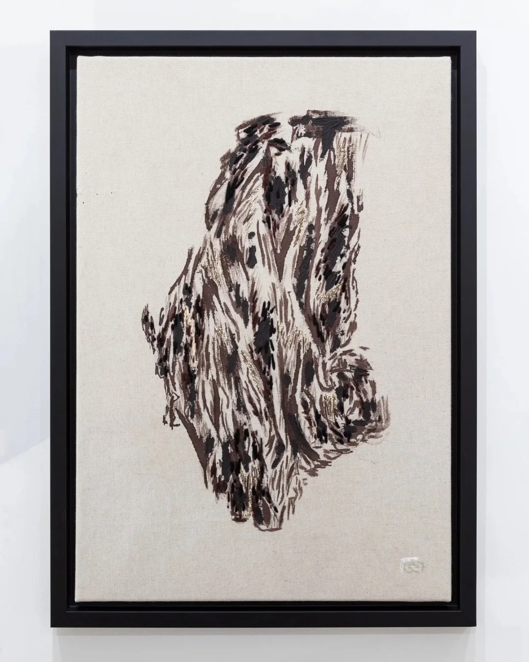 | PEINDRE AVEC LE FIL — MARIE BERTHOULOUX |

Marie Berthouloux associe peinture et broderie or dans des compositions où le textile devient surface picturale. Les fils métalliques créent des reliefs subtils qui captent la lu