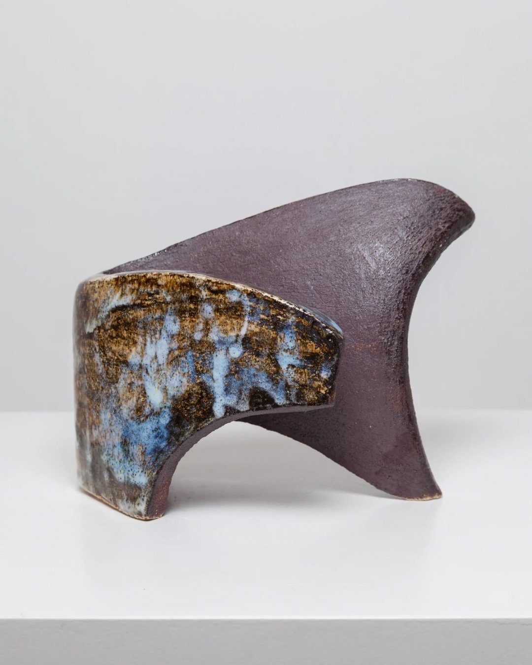 | L’ÉMAIL COMME ÉCRITURE — CLAUDIA CAUVILLE |

L’émaillage est souvent perçu comme une simple finition. Chez Claudia Cauville, il devient une véritable écriture. Les émaux sont superp