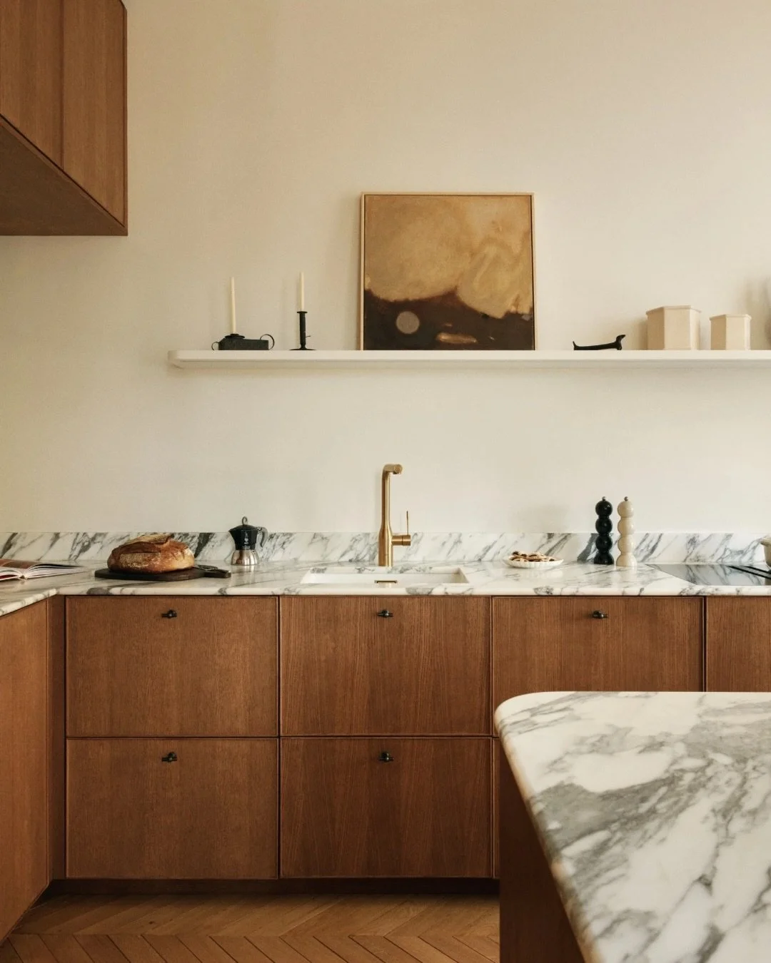 Le temps d&rsquo;un shooting photo, l&rsquo;&oelig;uvre Halo de Marine Echavidre a trouv&eacute; une place de choix dans le projet de l&rsquo;architecte d&rsquo;int&eacute;rieur @daphnesavare_
C&rsquo;est toujours un plaisir de voir les &oelig;uvres 