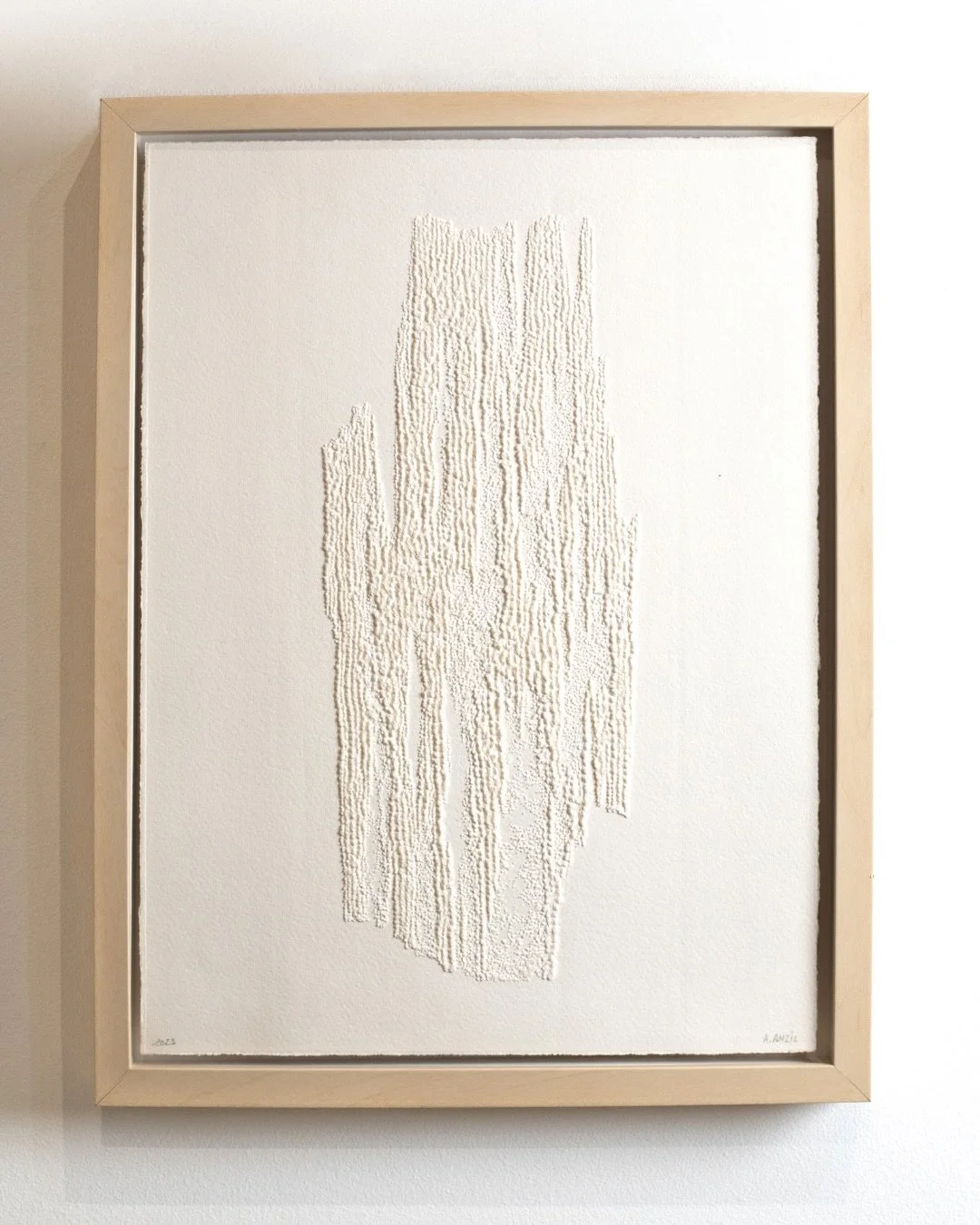 | LE PAPIER COMME MATIÈRE — Antonin Anzil |

Le travail d’Antonin Anzil transforme le papier en relief par un procédé proche de la gravure à la pointe sèche. Sans encre ni pigment, le motif apparaî