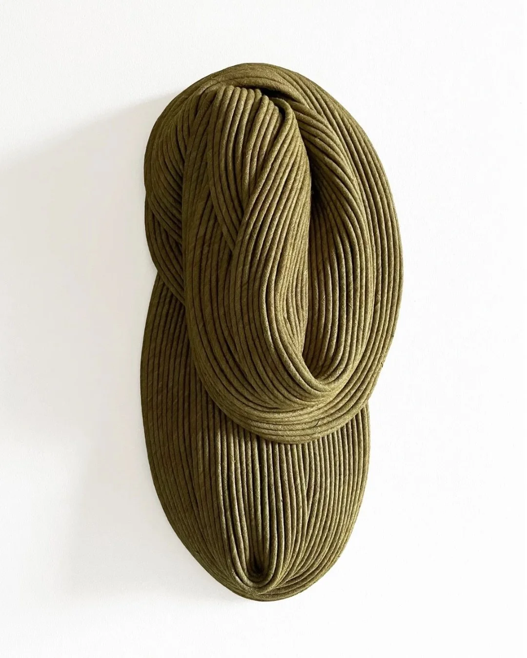 | Quand le textile devient sculpture - Sini Villi |

Sini Villi détourne les techniques textiles pour créer des sculptures murales. À partir de rubans réalisés à la main et cousus ensemble, la sculpture est e