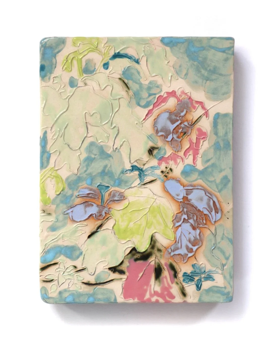 | MAUD VAN DER LINDEN |

Sur des plaques de gr&egrave;s, Maud van der Linden compose un d&eacute;cor v&eacute;g&eacute;tal en relief avant que l&rsquo;&eacute;mail et la couleur ne viennent r&eacute;v&eacute;ler les feuillages.

Des superpositions de