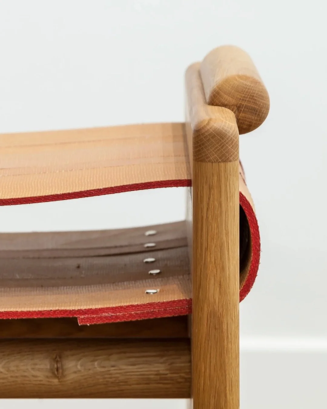 | NOGUSCO — LE MOBILIER FAIT À LA MAIN |

À partir du chêne, Nogusco développe un mobilier aux lignes épurées aux influences japonisantes. La simplicité des formes met en valeur le bois et la pr&e