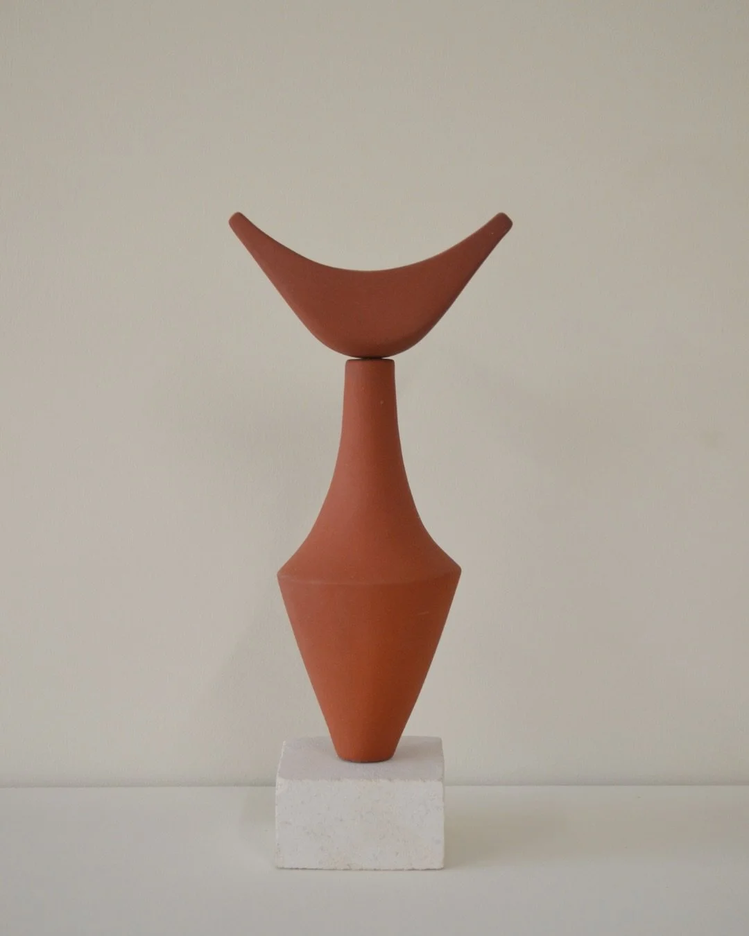 La sculpture ne se résume pas à un matériau ni à une technique. Terre, bronze, résine, plâtre, textile … chaque médium devient entre les mains de l’artiste le point de départ d&rsquo