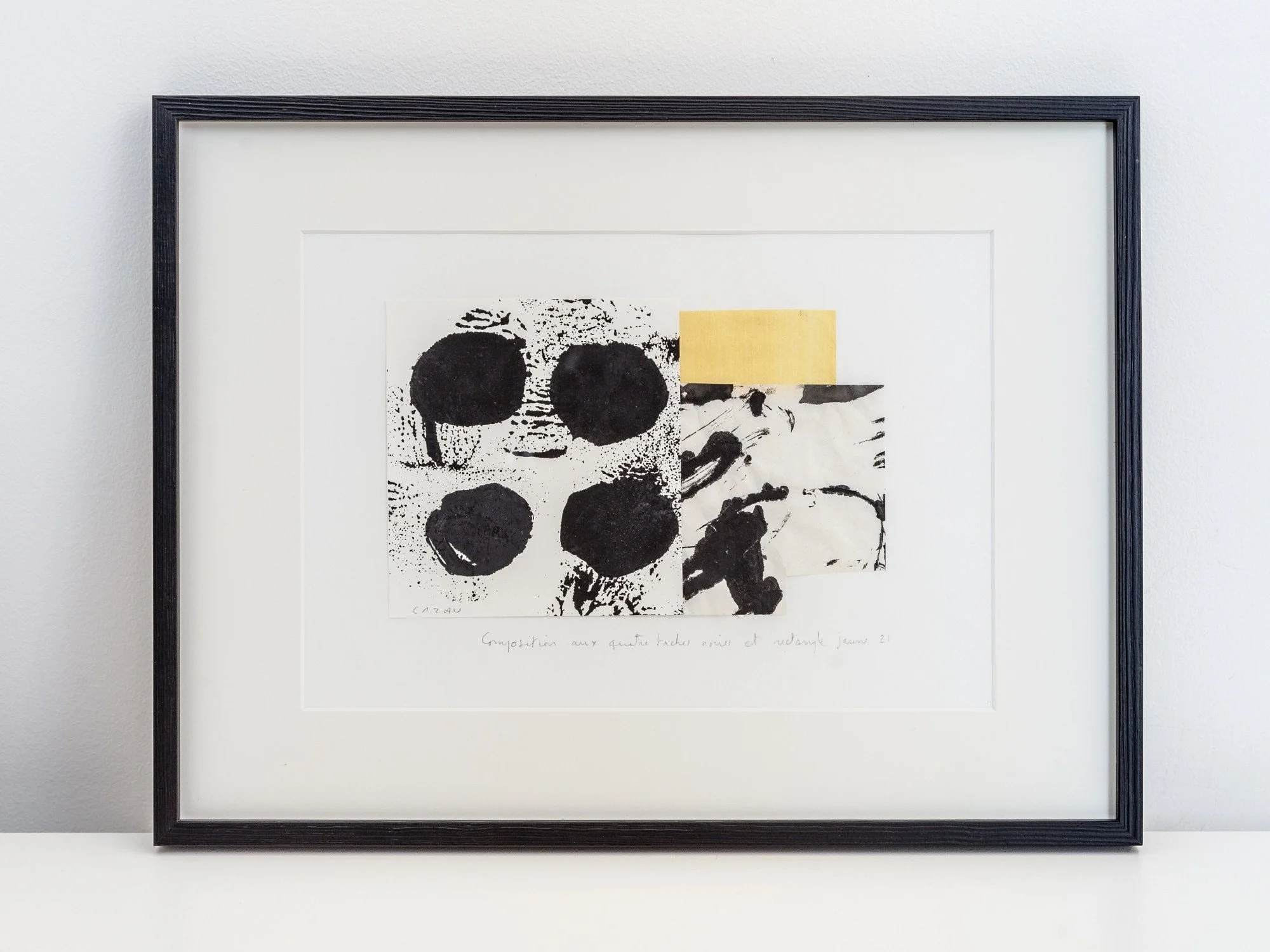 Composition aux quatre tâches noires et rectangle jaune | Catherine Cazau