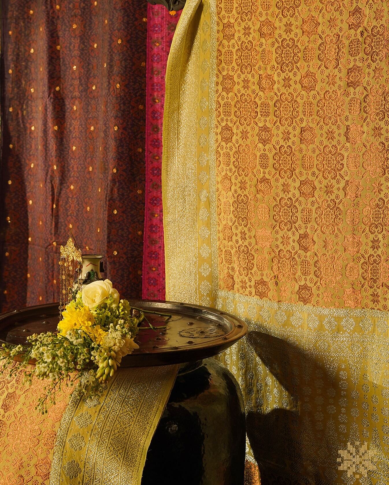 Rumah Tenun menghadirkan berbagai tenun dan kerajinan khas palembang dengan corak dan warna yang beragam. Kunjungi store kami di Palembang atau Jakarta atau Dapatkan informasi lebih lanjut dengan menghubungi kami via Whatsapp di 081380804563 atau kli