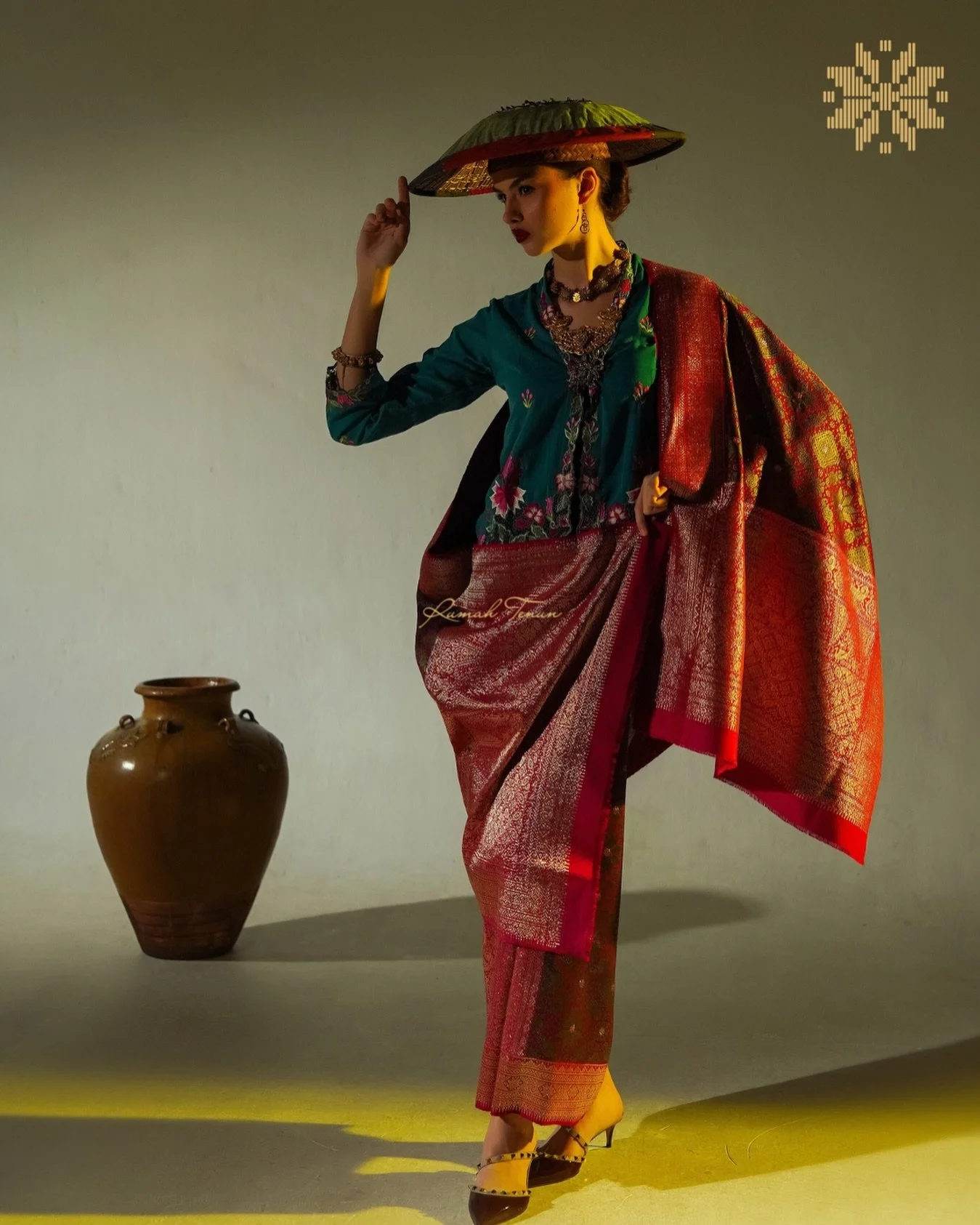 Keindahan klasik dari Palembang ✨
Songket Bungo Cino hadir dengan motif bunga yang terinspirasi dari akulturasi budaya Tionghoa dan Melayu, melambangkan kemakmuran, keindahan, dan keharmonisan.

Ditenun dengan detail benang emas yang memancarkan peso