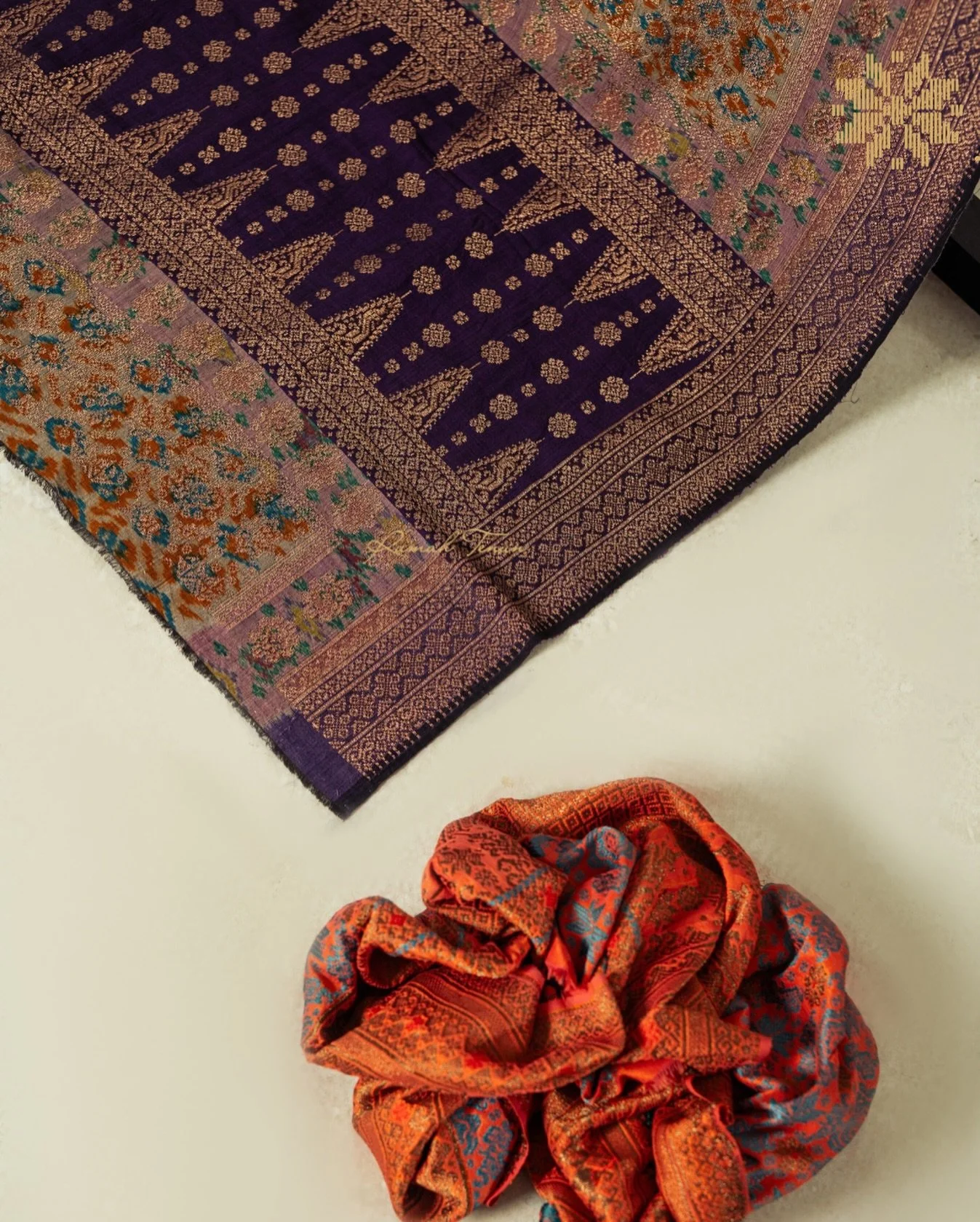 Songket limar dengan benang tembaga menawarkan pilihan yang lebih teduh bagi yang ingin tampil istimewa tanpa kilau mencolok. Meski berbeda tingkat cahaya dari benang emas dan silver, keanggunannya tetap terjaga, menghadirkan kesan mewah yang halus d