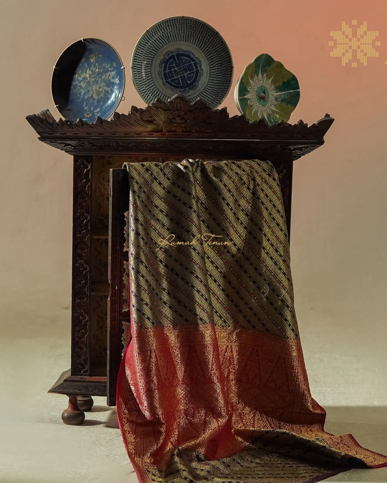 Songket Lepus Palembang❤️ 
Perpaduan warna kain dan motif songket lepus menjadi simbol dan identitas budaya Palembang yang anggun dan megah. 

Dapatkan koleksi songket, kerajinan, aksesoris, dan pakaian jadi khas Palembang hanya di Rumah Tenun. Kunju