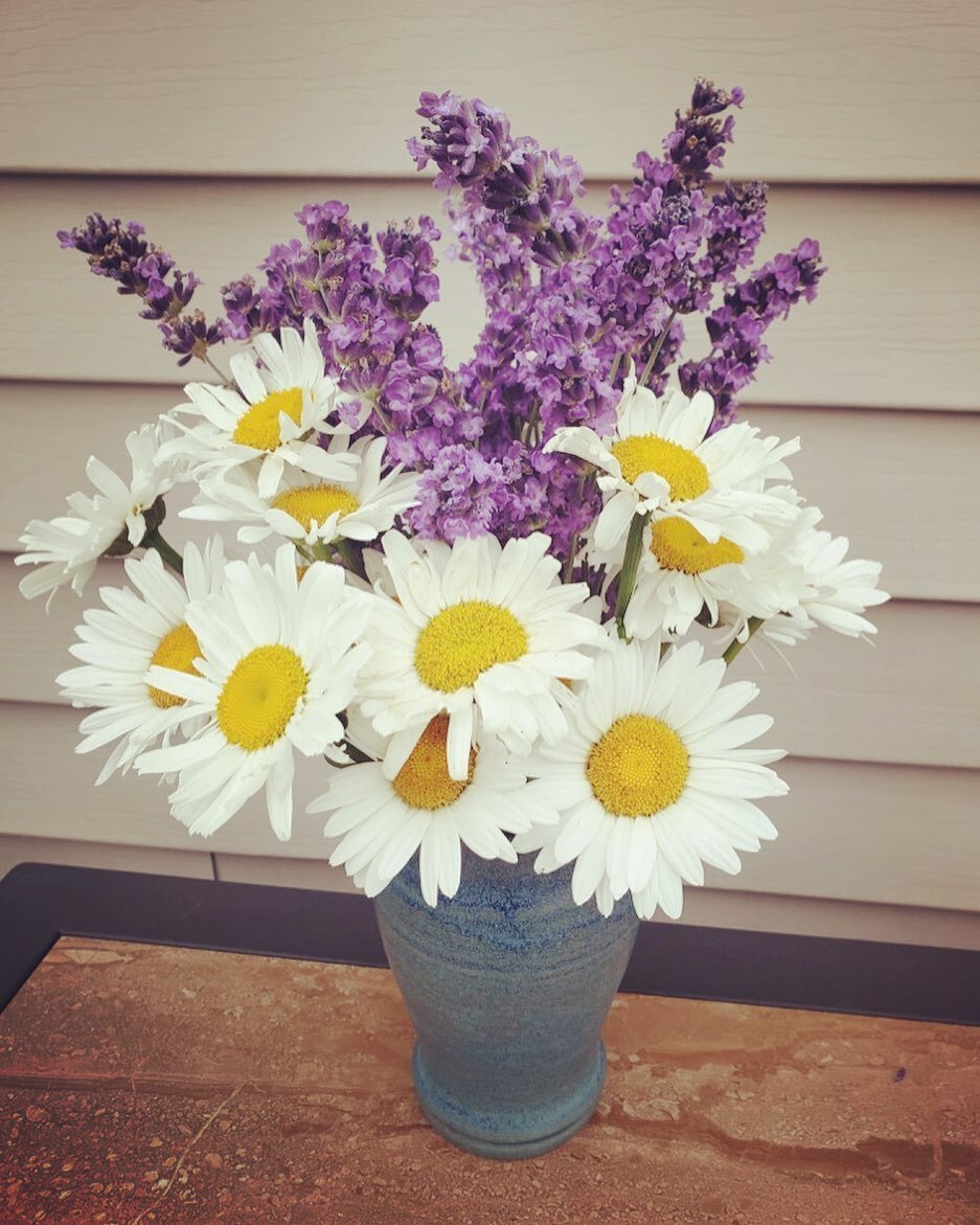 I was sent this pic of a happy SMMC vase full of Michigan summer flowers. I love seeing my pieces being enjoyed ❤️🏵