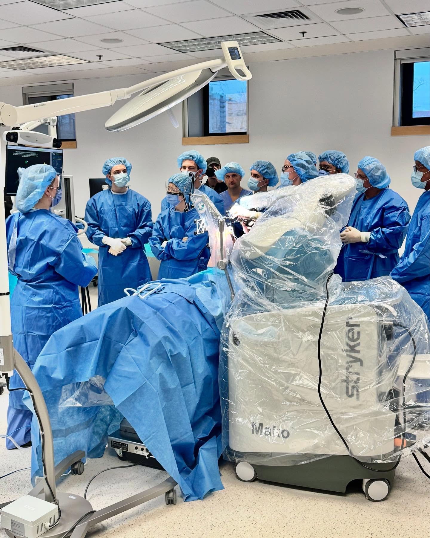 Surgeons from across Canada gathered at the Skills Centre for an advanced Mako training and certification session.
This hands-on cadaveric workshop allowed participants to refine their expertise by utilizing partial knee, total knee, and total hip