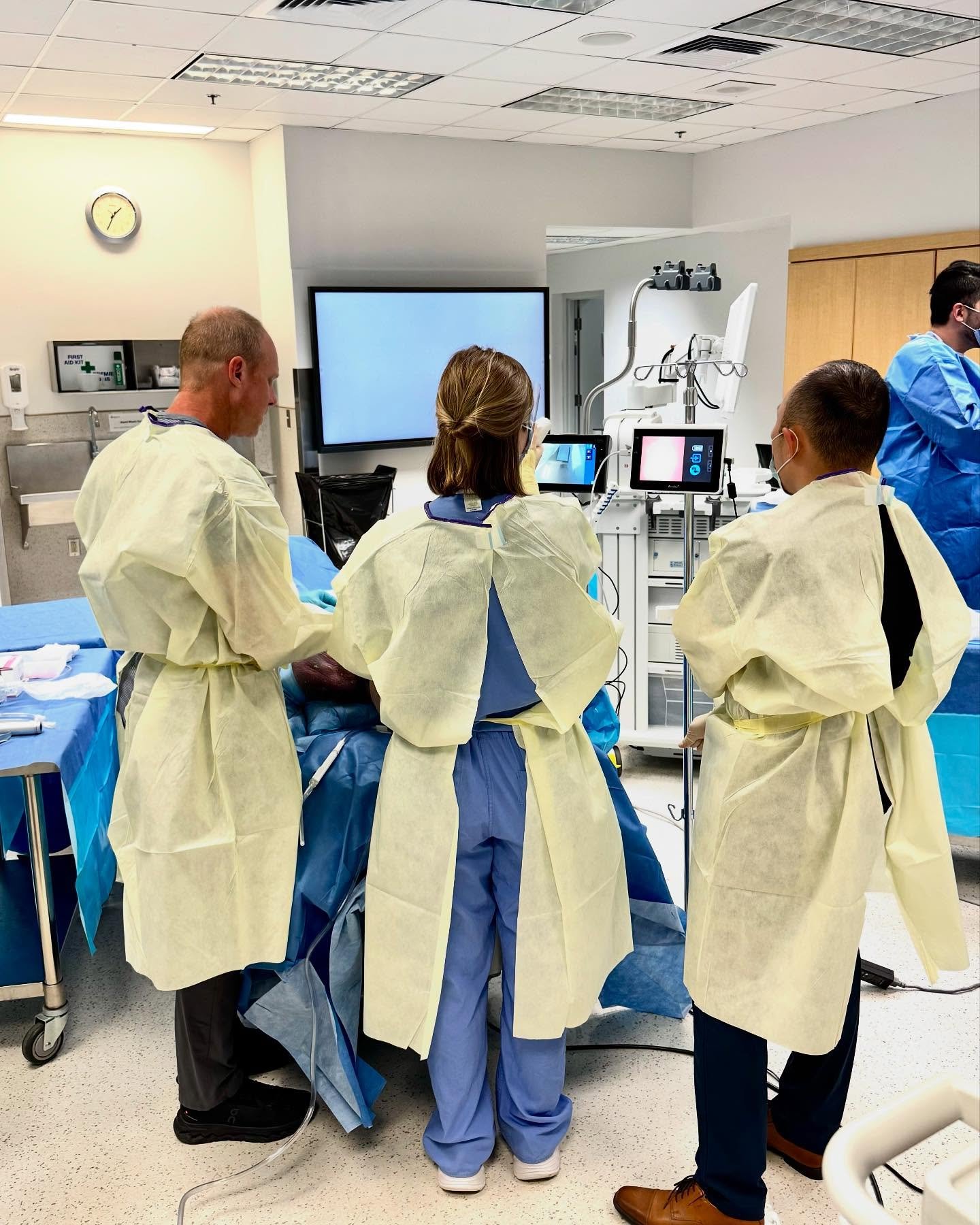 Scrubs on, scalpels down - these surgical residents are switching gears and sharpening their airway management skills at the Skills Centre. Thanks to Dr. Minor for leading this hands-on training outside of the ORs.
@dalhousiegensurg
#simulation
#